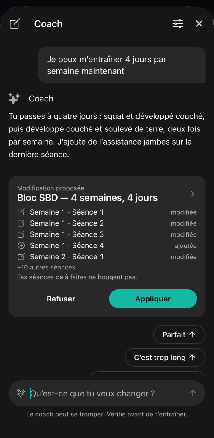 Écran Coach de l’app Sarox pendant le bloc : tu écris que tu peux t’entraîner 4 jours par semaine, l’IA propose une modification des séances à venir, avec Appliquer et Refuser. Tes séances déjà faites ne bougent pas.